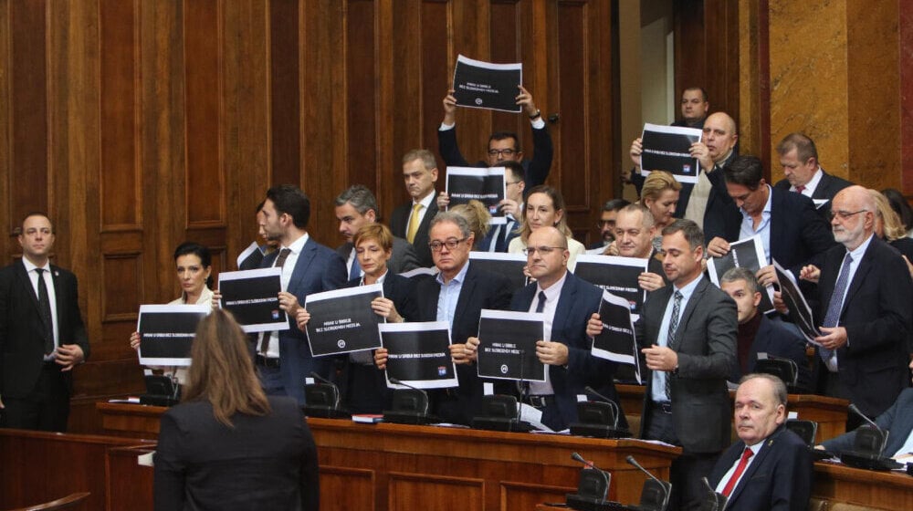 Performans u Skupštini: Poslanici Ujedinjenih, Zajedno, NDB, DS i NS podržali Novu S i N1, dok je Dverjanin razvio zastavu Kosovo je u Srbiji 1