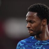 Sterling se hitno vratio u Englesku, naoružani pljačkaši odneli sve dragocenosti iz njegove kuće 5