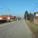 Polomljen prozor na školi u selu Strojkovce kod Leskovca, deca vraćena kućama 14