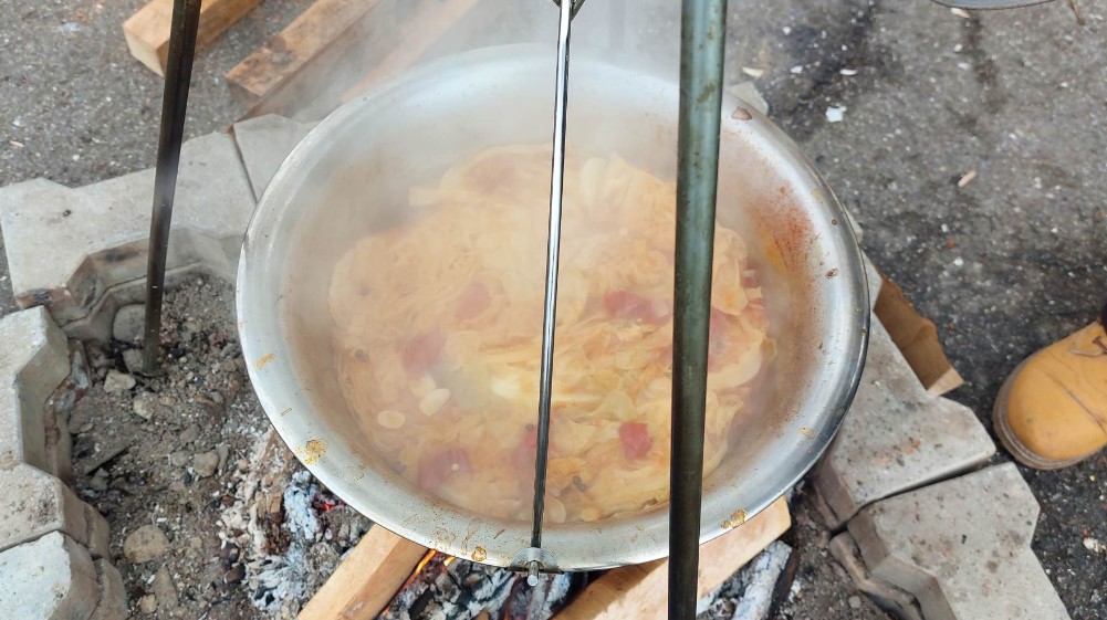 Kako se priprema Svadbarski kupus, i kakva je budućnost šivača: Novogodišnji bazar u Zaječaru 6 Kako se priprema Svadbarski kupus, i kakva je budućnost šivača: Novogodišnji bazar u Zaječaru 6