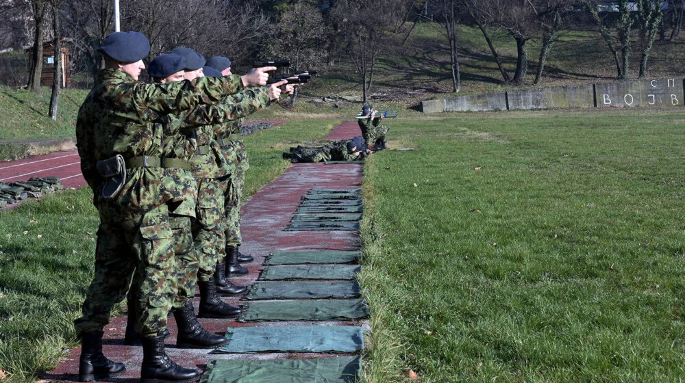 Da li je država pričom o prijemu 5.000 specijalaca odustala od vraćanja obaveznog vojnog roka? 1