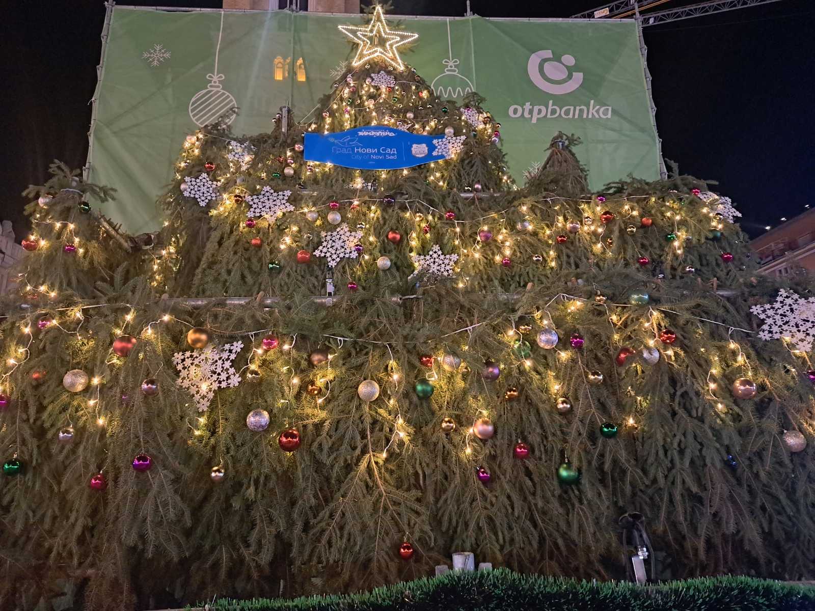 Kako izledaju novogodišnje jelke na gradskim trgovima u Srbiji? (FOTO) 15 Kako izledaju novogodišnje jelke na gradskim trgovima u Srbiji? (FOTO) 15