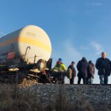 Vagon teretnog voza u kome se nalazi fosforna kiselina ispao iz šina na tek rekonstruisanoj pruzi kod Zaječara (FOTO, VIDEO) 8