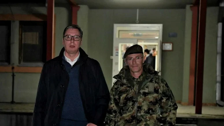 "Ponoćna šetnja" Vučića i Mojsilovića: Posetili garnizon u Raški 1