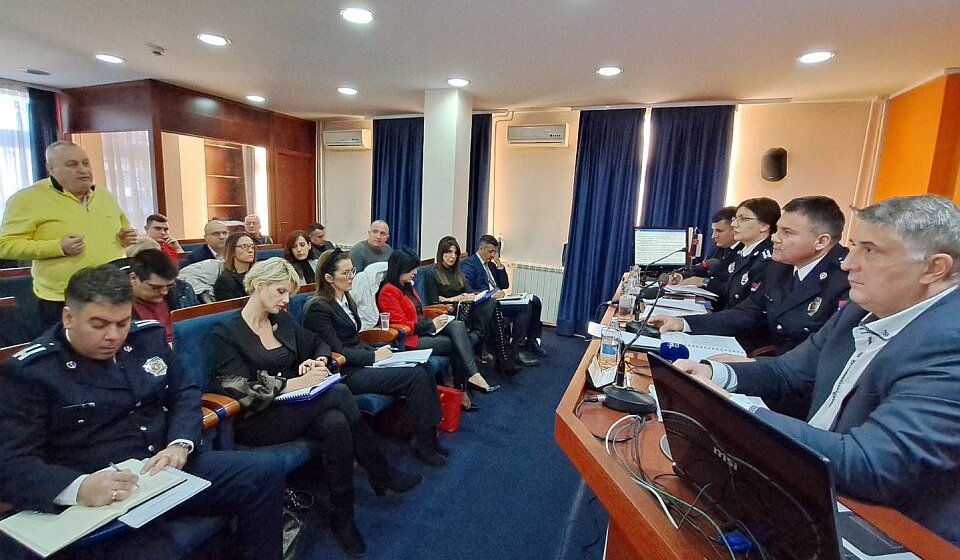 "Povlačenje akta ili protesti": Kako je izgledala rasprava o Zakonu o policiji u Novom Sadu 1