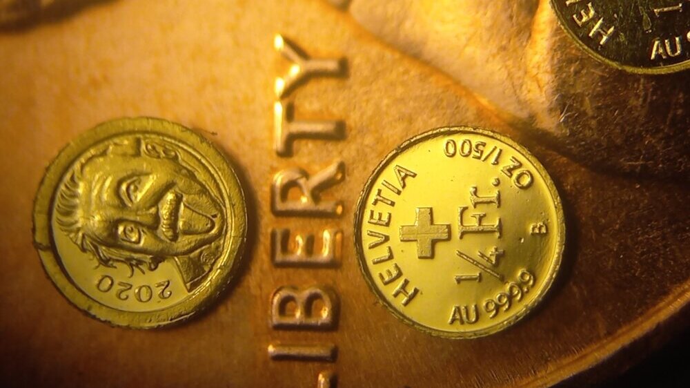 Zrenjaninac Milenko Topalov iskovao najmanji zlatnik na svetu i ušao u Ginisovu knjigu rekorda 5