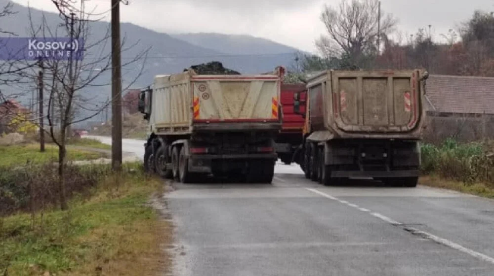 Osmi dan na barikadama: KFOR poručio da "pažljivo prati situaciju na severu KiM" 1