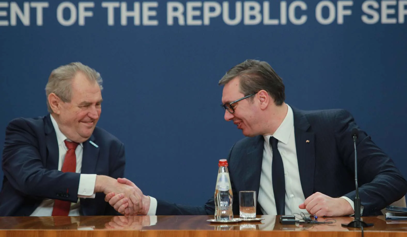 Sat Vučić poklonio sat od Zemana: Dobilo ga prvo dete ove godine rođeno na KiM 2