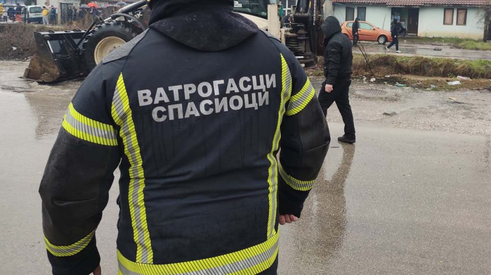 Obrušena zemlja zatrpala nekoliko ljudi kod Lazarevca, za sada četiri osobe spasene, tri prevezene na VMA 1