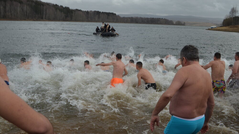 "Bog se uspavao, sačekajte malo": Plivalo se za Časni krst na Vlasini 1