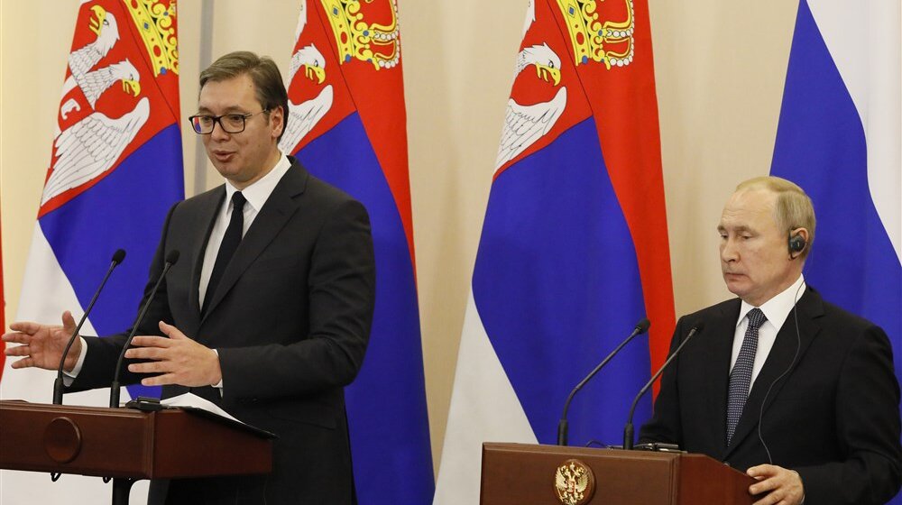 Putin deci telefonom ispunjava želje, a Vučić deli paketiće: Kako predsednici Rusije i Srbije glume Božić Bate? 1
