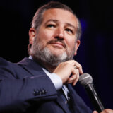 Ted Kruz brani Majka Pensa na poverljivim dokumentima nekoliko trenutaka nakon što je napao Bajdena 10