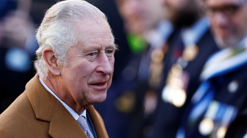 Mladi Britanac na sudu jer je bacio jaje prema kralju 1