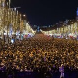 Milion ljudi dočekalo Novu godinu na Jelisejskim poljima 7