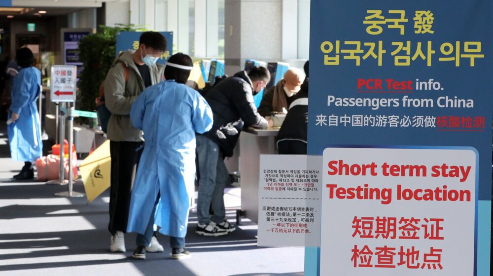 Kina kritikuje „neprihvatljiva“ ograničenja putovanja u vezi sa kovidom, tvrdi da su to političke motivacije za nova pravila 1