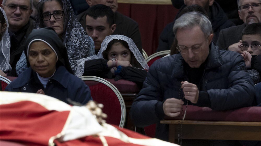 Vernici nastavljaju da odaju počast papi Benediktu XVI 1