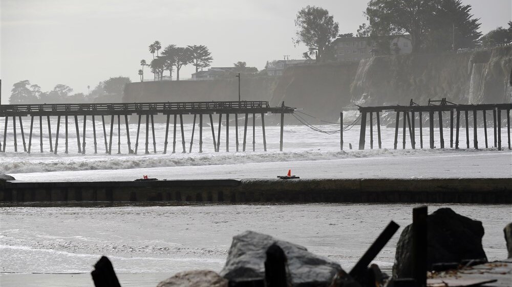 U kalifornijskom gradu Montesito naređena evakuacija zbog žestokih kiša i poplava 1