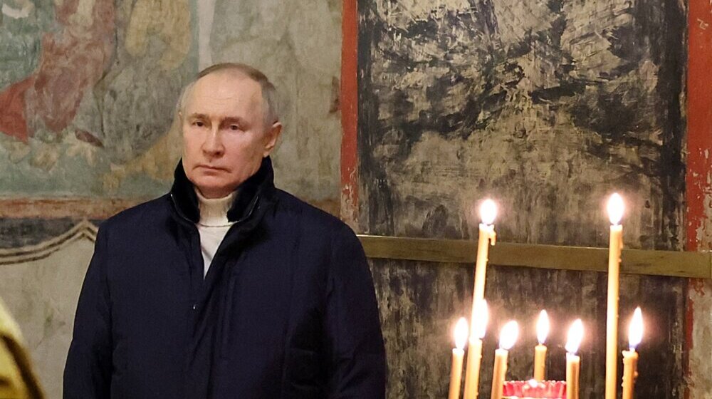 Putin potpuno sam na božićnoj službi: Ruski predsednik prvi put posle mnogo godina proslavio Božić u Moskvi (FOTO) 1