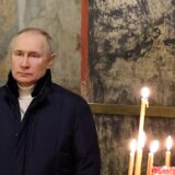Putin potpuno sam na božićnoj službi: Ruski predsednik prvi put posle mnogo godina proslavio Božić u Moskvi (FOTO) 6