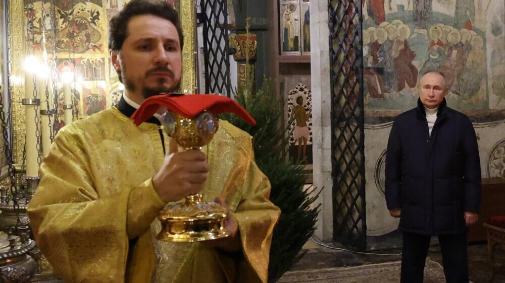 Putin potpuno sam na božićnoj službi: Ruski predsednik prvi put posle mnogo godina proslavio Božić u Moskvi (FOTO) 3 Putin potpuno sam na božićnoj službi: Ruski predsednik prvi put posle mnogo godina proslavio Božić u Moskvi (FOTO) 3