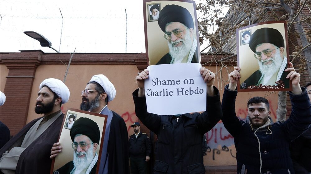U Teheranu protest ispred francuske ambasade zbog karikatura Hamneija 1