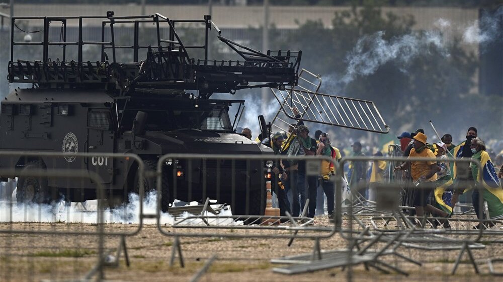 Najmanje 70 povređenih u napadu mase na zgrade vlade u glavnom gradu Brazila 1