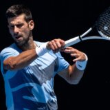 Red ozbiljnog tenisa, red zabavljanja publike: Đoković i Kirjos odigrali sparing meč, ovacijama dočekani Novak poražen u Melburnu (VIDEO) 5