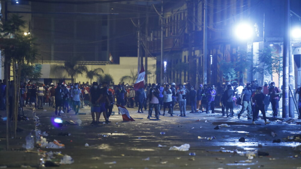 Nemiri u Peruu: Antivladini demonstranti, policijska bitka u centru Lime drugi dan 1
