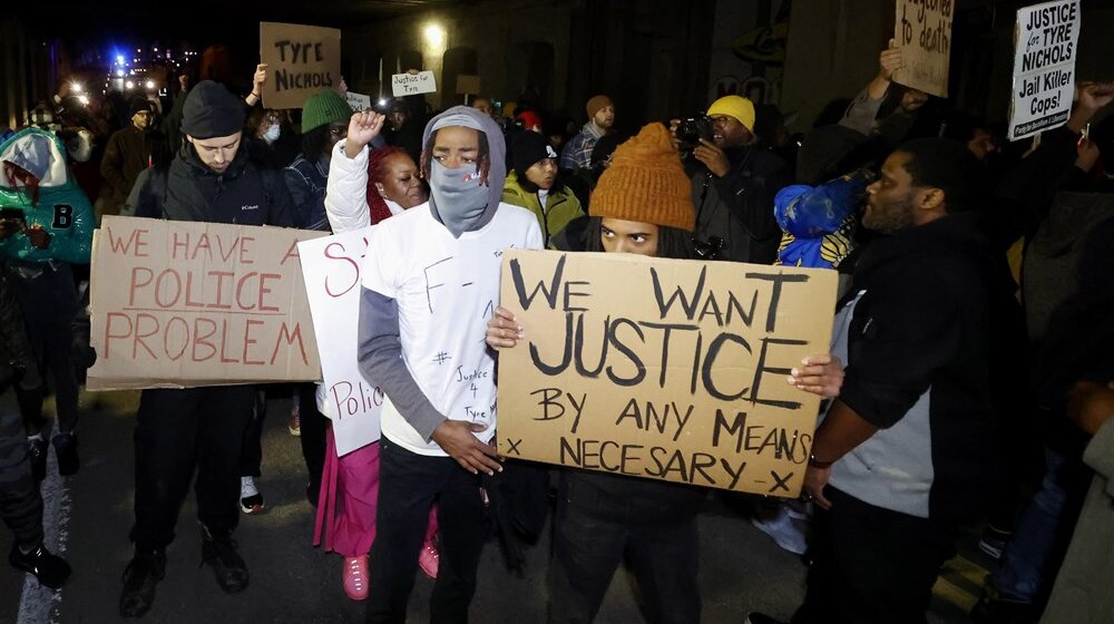 SAD: Objavljen video snimak kako policajci prebijaju Afroamerikanca Tajera Nikolsa 1