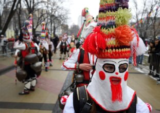 (FOTO) Dionisove igre u Bugarskoj: Maskama i plesom teraju zle demone 6