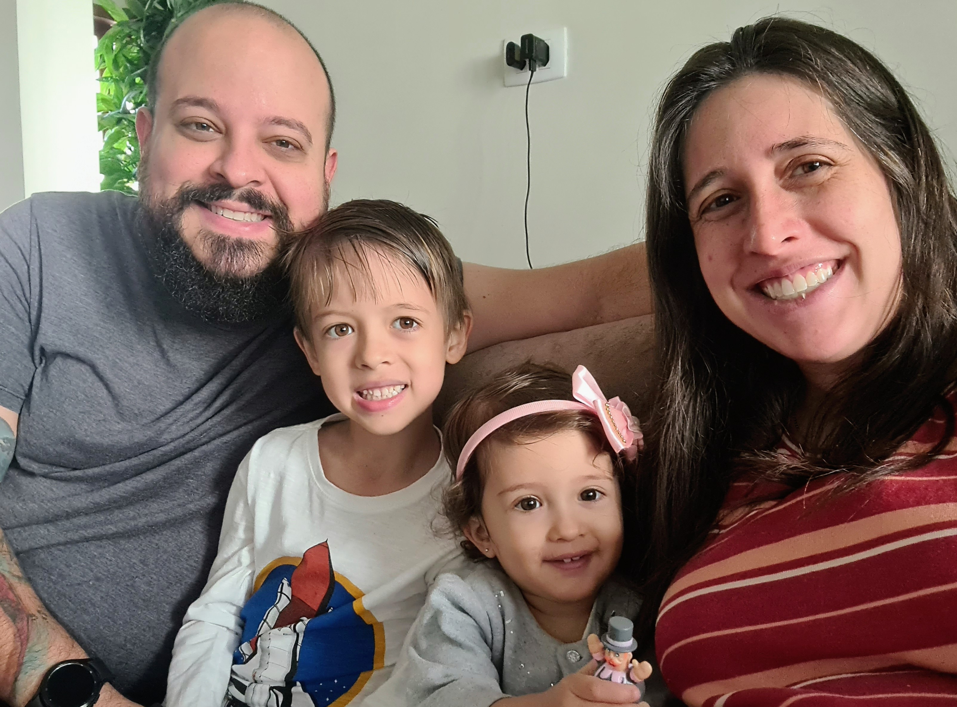 Rani znaci povišenih sposobnosti kod dece: „Kako sam otkrila da je moje dete nadareno“ 3 Theo with his parents and his sister