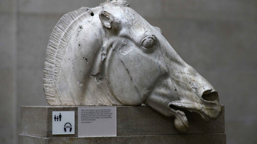 Umetnost i istorija: Skulpture iz Partenona ne treba vraćati Grčkoj, već da ostanu u Britanskom muzeju, tvrdi zvaničnica u Londonu 1 Head of a horse of Selene from the east pediment of the Parthenon. The Parthenon Marbles, are a collection of stone objects, inscriptions and sculptures, also known as the Elgin Marbles, displayed at the British Museum in London