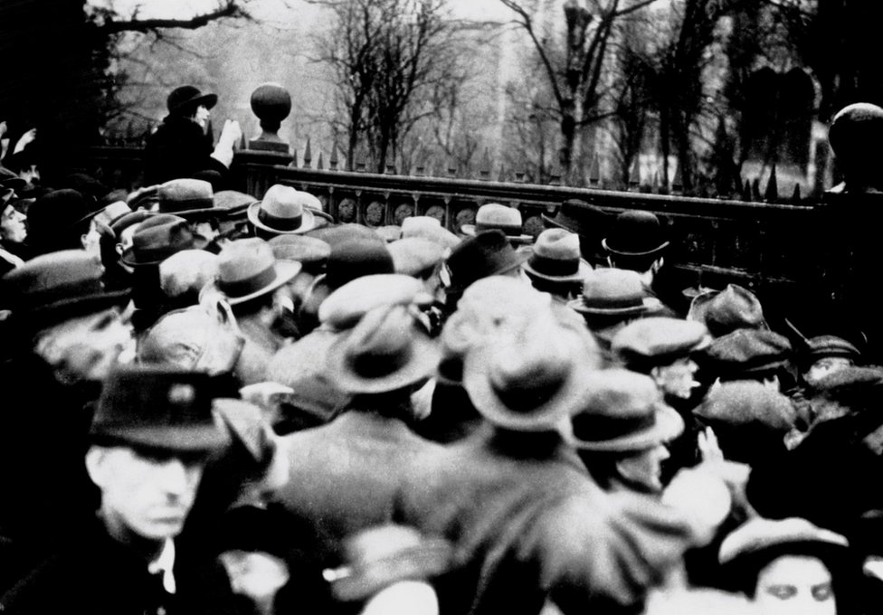 Crowds outside Holloway Prison on morning Edith Thompson was executed