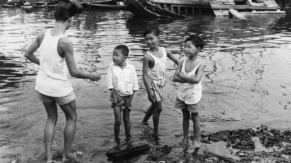 Igra dece iz Singapura u luci, tokom ranih 1960-ih. Kako je zemlja postajala bogatija, tako su deca počela da provode sve više i više vremena unutra