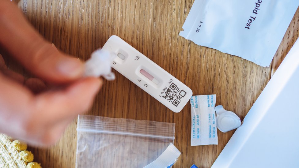 Korona virus: Šta do sada znamo o novoj podvarijanti omikron soja 2 An at-home Covid test