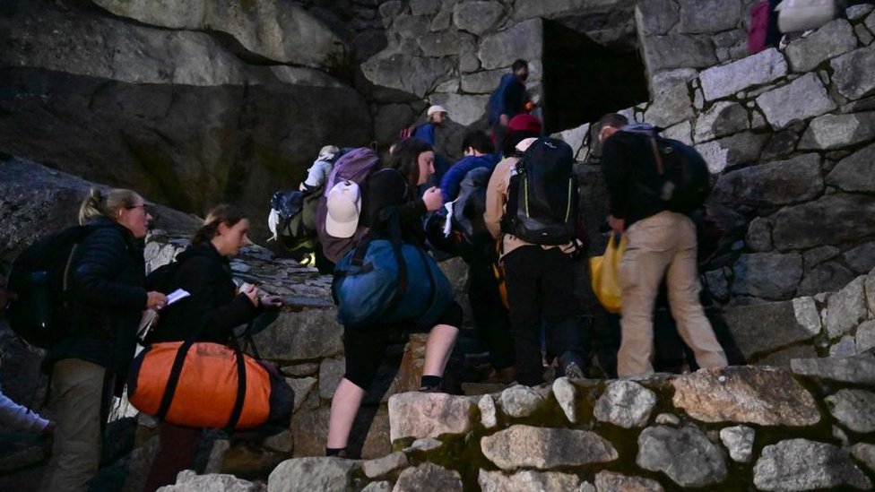Južna Amerika i nasilje: Zatvoren legendarni Maču Pikču zbog protesta u Peruu 2 Stranded tourists who were visiting the Inca citadel of Machu Picchu