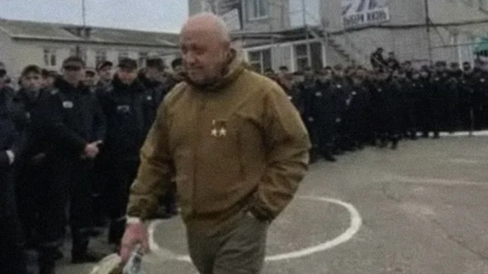 Rusija i Ukrajina: Kako su plaćenici Vagnera postali „heroji i najiskusniji vojnici na svetu" 4 Wagner leader Yevgeny Prigozhin walks past line of prisoners