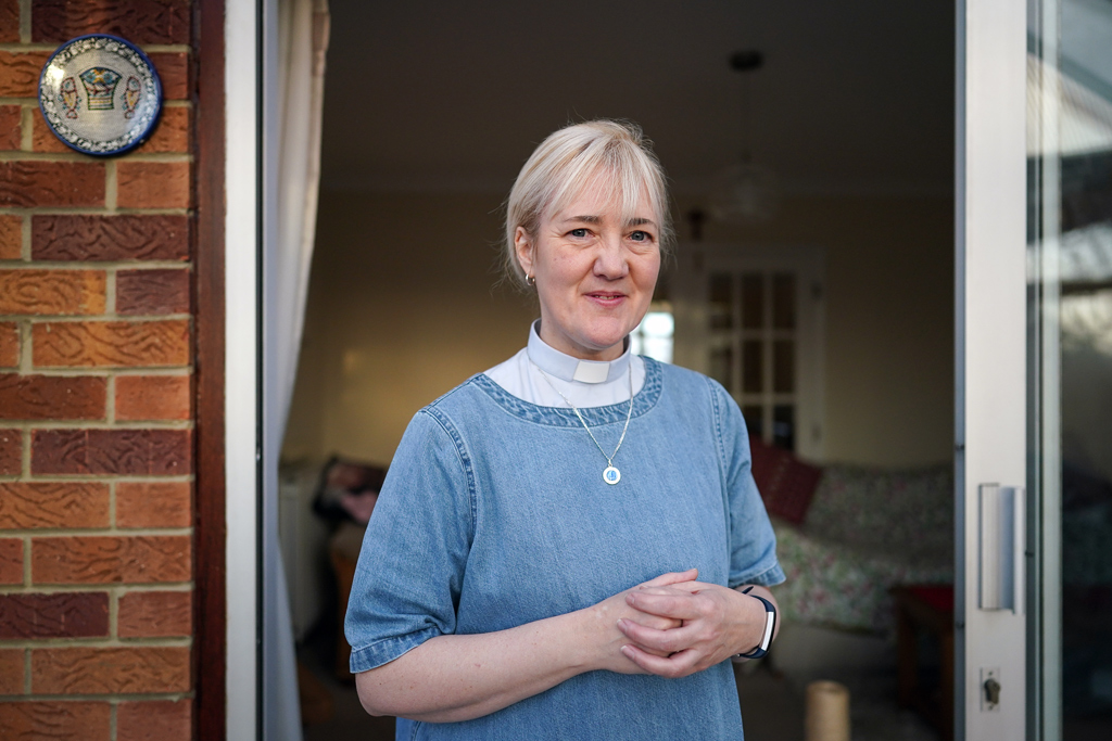 Velika Britanija, religija i brak: Časna sestra i monah koji su se zaljubili i venčali 4 Lisa Opala