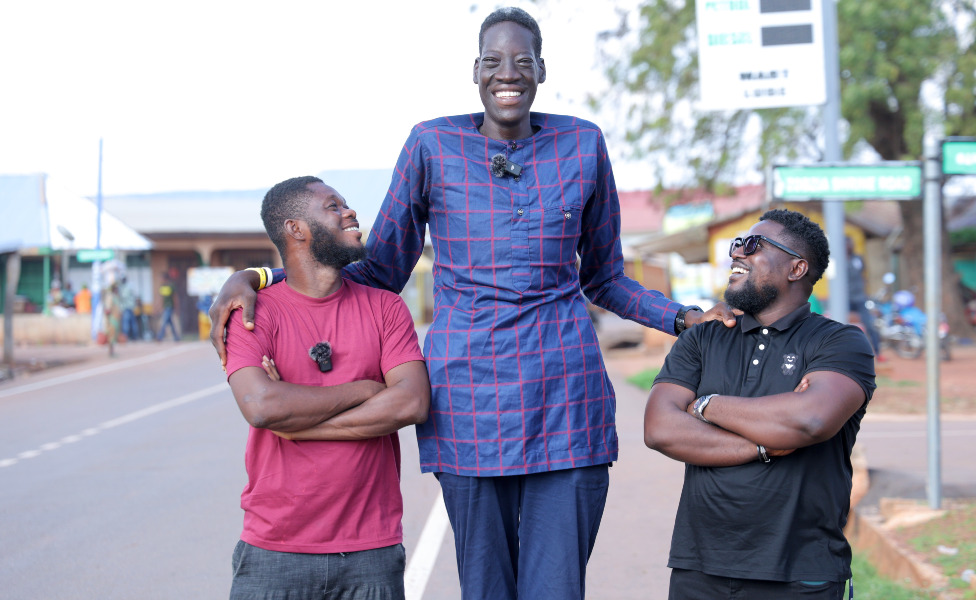 Afrika i poremećaji ljudi: Da li je ovo najviši čovek na svetu 7 Awuche pictured between two BBC employees