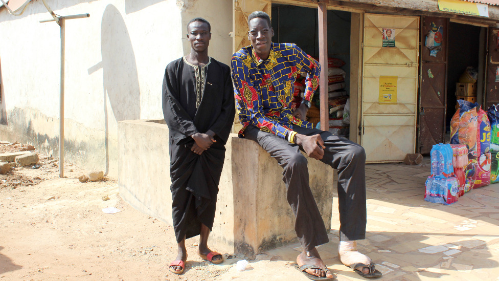 Afrika i poremećaji ljudi: Da li je ovo najviši čovek na svetu 4 Awuche next to his older brother