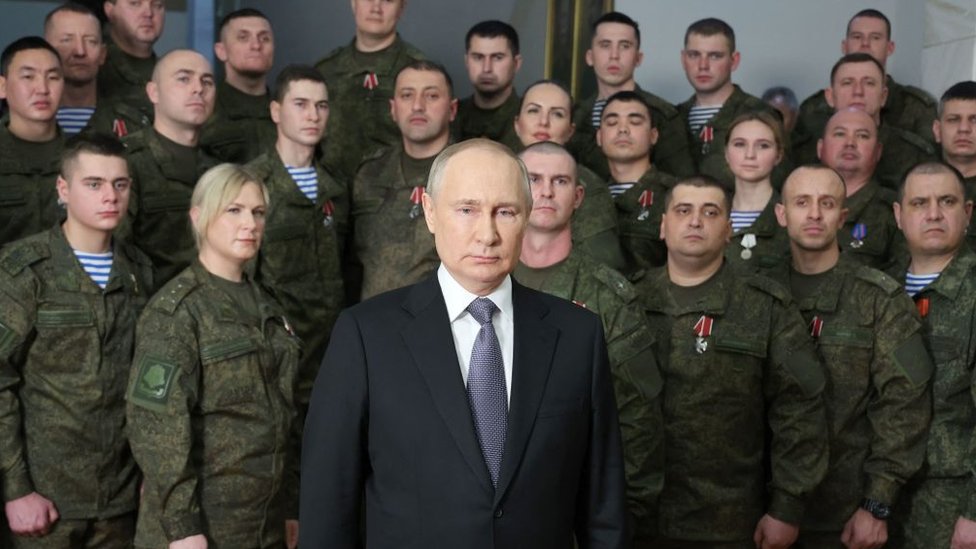 Rusija i Ukrajina: Nova godina u Putinovoj Rusiji - ništa nije normalno 1 President Putin surrounded by troops during his New Year's address