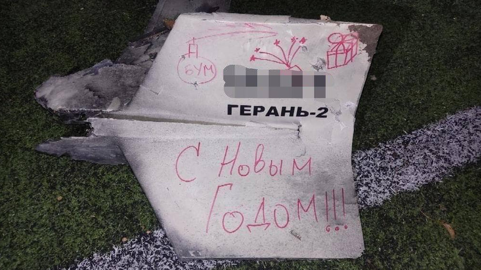Rusija i Ukrajina: Moskva kaže da je u napadu ukrajinskih snaga na Donjeck ubijeno 63, Kijev tvrdi da je stradalo 400 vojnika 4 A downed drone found in a children's playground in Kyiv with the words 'Happy New Year' written in Russian on it