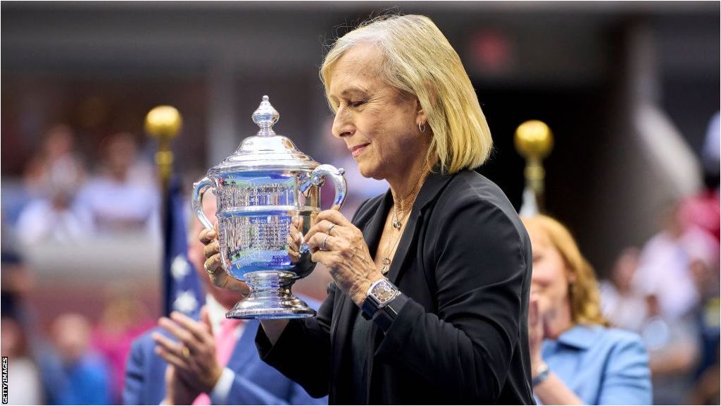 Tenis: Martina Navratilova obolela od raka grla i dojke 1 Martina Navratilova holding the US Open trophy