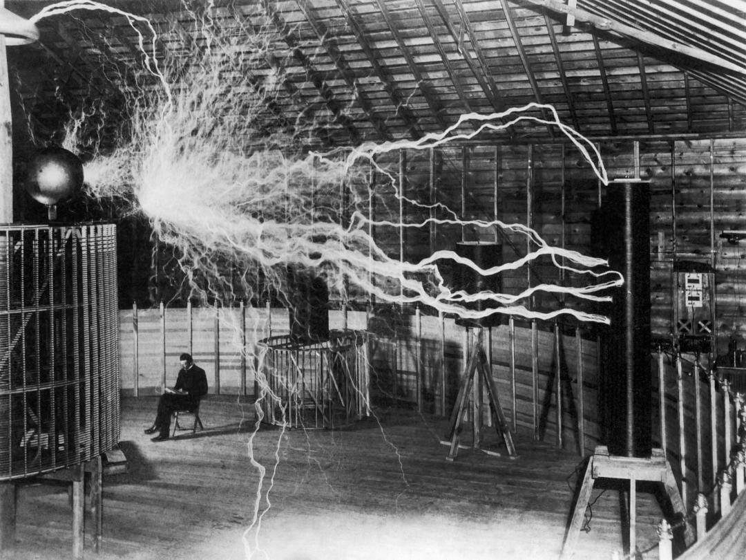 Nauka i Nikola Tesla: Čovek koji je izumeo budućnost 6 Inventor and scientist Nikola Tesla in his lab while his magnifying transmitter high voltage generator produces bolts of electricity. December 1899