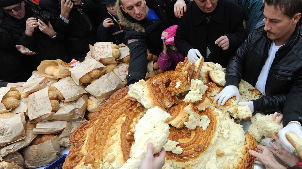 Božić i Srbija: Novčić za sreću, dren za zdravlje - sve što treba da znate o česnici 2 Česnica