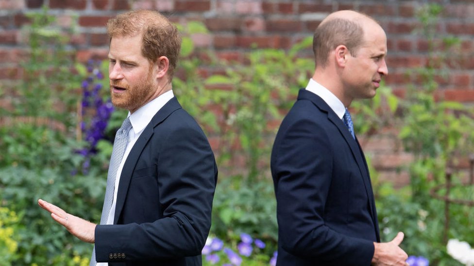 Velika Britanija i kraljevska porodica: Princ Hari tvrdi da ga je Vilijam fizički napao tokom svađe oko Megan 1 Britain's Prince Harry, Duke of Sussex (L) and Britain's Prince William, Duke of Cambridge attend the unveiling of a statue of their mother, Princess Diana at The Sunken Garden in Kensington Palace, London on July 1, 2021, which would have been her 60th birthday.