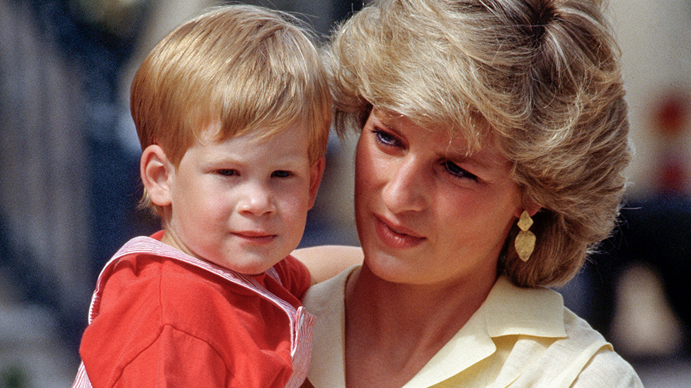 Velika Britanija i kraljevska porodica: Smrt princeze Dajane u središtu memoara princa Harija 2 Prince Harry with his mother, 1987