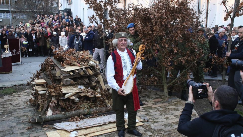 Božić i Srbija: Badnje veče ispred Hrama Svetog Save u Beogradu 1 Paljenje badnjaka