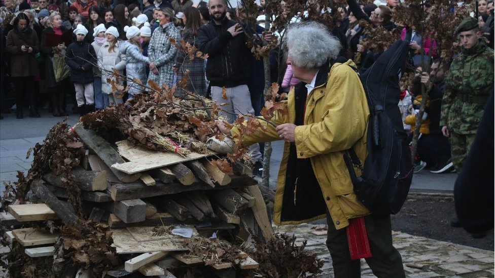 Božić i Srbija: Badnje veče ispred Hrama Svetog Save u Beogradu 2 Paljenje badnjaka