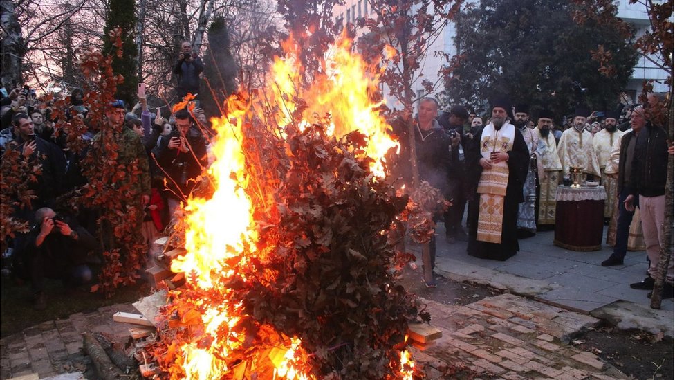 Božić i Srbija: Badnje veče ispred Hrama Svetog Save u Beogradu 5 Paljenje badnjaka